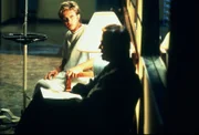 Dr. Jesse Travis (Charlie Schlatter, l.); Quinn Trask (Walter Koenig, r.)