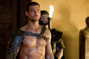 Muss erkennen, dass sein Schicksal selbst in der Stunde des Sieges weiterhin Verluste und Verletzungen für ihn bereithält: Spartacus (Andy Whitfield) ...