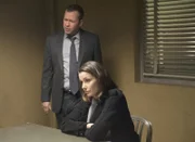 Wenn Danny (Donnie Wahlberg, hinten) schon nichts aus dem Verdächtigen herausbekommt, dann wenigstens Erin (Bridget Moynahan, vorne) ...