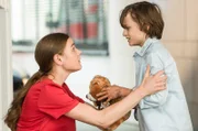 Der erste Tag beginnt gleich turbulent. In einer Grundschule gab es einen Brand. Louisa (Llewellyn Reichman, l.) versucht den kleinen Theo (Claude Heinrich, r.), der gerade gemeinsam mit seiner Schwester Ava eingeliefert wurde, zu beruhigen.