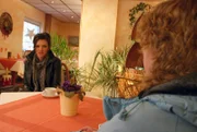 Die 20-jährige Tatjana in einer Besprechung mit ihrer Tauschmutter Regina.