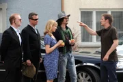 Ludwig erklärt dem vermeintlichen Jonny Depp, dass Caro seine Freundin ist. Von links: Caro Ertl (Teresa Rizos), Double Jonny Depp (Michael Reich) und Ludwig Brunner (Martin Wenzl).