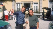 Jan (Christian Oliver, li.) und Semir (Erdogan Atalay) sind sich sicher: Brenners Todesschütze muss ein Polizist sein und ist womöglich noch in der Nähe des Tatorts.