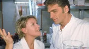 Nikola (Mariele Millowitsch) rät Dr. Schmidt (Walter Sittler), seinem Sohn persönlich zu sagen, dass er ihn als solchen anerkennt und dass er sich Zeit nehmen soll, ihn wirklich kennen zu lernen.