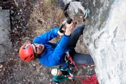 Das Expeditionsteam Erste Steilwände Folge 2 Antoine Zaninetti vom SAC-Expeditionsteams der Männer beim Drytooling am überhängenden Fels  Copyright: SRF/Halsundbeinbruch Film