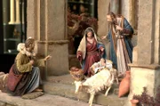 Die fertige Maria steht mit Josef und Jesuskind im Mittelpunkt der Krippe.