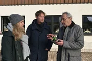 Karina Szabo (Lara Mandoki, l.) und Winkler (Kai Scheve, M.) besuchen den Vater des Opfers Hannes Markert (Wolfgang Stumph, r.) in seiner Manufaktur für Räuchermännchen. Bernhard hatte eine Fälschung der Räuchermännchen dabei!