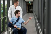 Elias (Stefan Ruppe, l.) kümmert sich um Davide Ceccarelli (Alexander Martschewski), der Lieblings-Eiswagen-Besitzer der jungen Ärzte, kommt dieses Mal ohne Eis und dafür mit einem Schlüsselbeinbruch ins JTK.