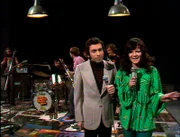 Michael Leckebusch, alias Mister Musikladen, ist in den 70er und 80er Jahren der Pop-Papst des deutschen Fernsehens. Schon in den 60er Jahren rissen sich internationale Pop-Stars um einen Auftritt in dem Vorgängerformat - dem Beat-Club. Roxy Music,  Pussycat , The Beach Boys, Cherry Vanilla,   Showaddywaddy  und viele mehr stellen in dieser Sendung ihre Hits aus dem Jahr 1977 vor. - Manfred Sexauer und Uschi Nerke
