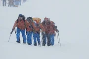 Das Expeditionsteam Folge 6 Teilnehmer des SAC-Expeditionsteams bei der Ausbildung in Schnee und Eis im Bächlital  Copyright: SRF/Halsundbeinbruch Film
