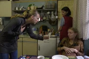 Allen Widerständen zum Trotz begibt sich Dr. Nora Schwarz (Petra Schmidt-Schaller, l.) eigenmächtig auf die Suche ihrer entführten Tochter. Als sie eine vielversprechende Spur verfolgt, gerät sie mitten ins Visier eiskalter Killer ...