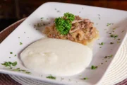 „Fegato“ (Kalbsleber) im Restaurant „Cantina do Spade“ ist ein klassisches venezianisches Gericht.