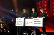 "Ohne Rolf", die stummen Gäste aus der Schweiz mit Klaus Eckel (m.)