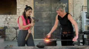 In der Ateliersschmiede im Harz zeigt Schmiedin Caro Stolze (r.) Clarissa wie man schmiedet.