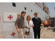 Sarah Richter (Karin Thaler) und Andreas Helm (Helmut Zierl, l.) überführen mit Hilfe von Kapitän Paulsen (Siegfried Rauch, r.) wichtige Medikamente nach Papua Neuguinea.