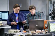 Wollen Sheldon bei ihren Arbeiten für die Air Force um fast jeden Preis loswerden: Leonard (Johnny Galecki, l.) und Howard (Simon Helberg, r.) ...