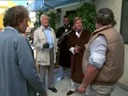 Das A-Team (v.li.: Dwight Schultz als Murdock, George Peppard als Hannibal, Mr. T als B.A. und Dirk Benedict als Face) stellt in ihrem Garten Joe Skrylow (Walter Olkewicz, re.), der Chef der Nachbarschaftspatrouille...