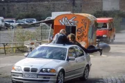 Bonrath (Gottfried Vollmer, li.) gelingt es, Jochen (Jona Mues) aus dem Transporter zu befreien.