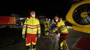 In Westfalen werden die Notärzte Oliver Weber und Michael Merkert von der ADAC Luftrettungsstation zu einem Einsatz gerufen. Sie müssen eine Patientin wegen einer akuten Hirnblutung in eine andere Klinik zu verlegen