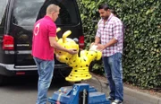 Die Trödelprofis Otto Schulte (li.) und Sükrü Pehlivan misten aus...