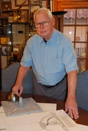 John Lear mit seinem UFO-Modell. John Lear hat viele Geschichten über UFO-Sichtungen und Verschwörungstheorien darüber gehört.