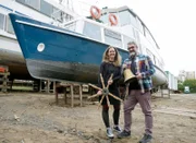 Eva und Sebastian Gehrlein vor ihrem Wohnschiff „Grafenwerth“.