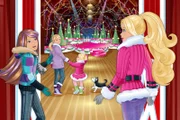 Chelsea zeigt ihren drei großen Schwestern, was sie in der geheimen Halle entdeckt hat: Eine große und weihnachtlich geschmückte Bühne.