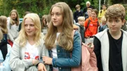 Tara (Maya Ystenes, Mitte) und Sanne (Tilde Ender Søvik, links) wollen unbedingt zusammen in die neue Klasse kommen. Hoffentlich klappt das! Daniel (Viljar Knutsen Bjaadal, rechts) beobachtet die Verteilung in die neuen Klassen eher gelassen-skeptisch.