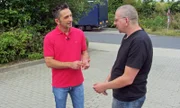 Trödelprofi Mauro Corradino (li.) im Gespräch mit Stefan