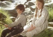 Jonah (Shane Sinutko, l.) und Laura (Melissa Gilbert, r.) haben kein Glück beim Angeln.