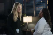 l-r: Jessica Capshaw als Dr. Arizona Robbins, Chandra Wilson als Dr. Miranda Bailey