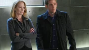 Catherine (Marg Helgenberger) und Greg (Eric Szmanda) müssen den Mord an Karen Jones aufklären, deren betrügerisches Handeln vielleicht ihr Todesurteil war. Catherine (Marg Helgenberger) und Greg (Eric Szmanda) müssen den Mord an Karen Jones aufklären, deren betrügerisches Handeln vielleicht ihr Todesurteil war.