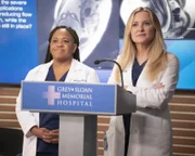 Dr. Miranda Bailey (Chandra Wilson, l.); Dr. Arizona Robbins (Jessica Capshaw, r.)