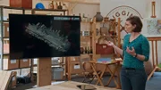 Andrea Hammel im Atelier mit einem Modell von Fundstücken