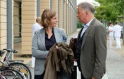 Katja Brückner (Julia Jäger) und ihre beiden Kinder mussten aus der Not heraus eine Nacht bei Roland Heilmann (Thomas Rühmann) unterschlüpfen.
