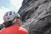 Das Expeditionsteam Folge 7 Gianna Müller Mitglied SAC-Expeditionsteam der Frauen beim Sichern  Copyright: SRF/Halsundbeinbruch Film