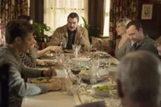 Kann das Familienessen mit Jamie (Will Estes, l.), Frank (Tom Selleck) und Linda (Amy Carlson, 2.v.r.) Danny (Donnie Wahlberg, r.) beruhigen?