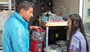 Trödelprofi Sükrü Pehlivan mit Stefans Frau Sabrina