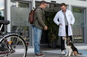 Elias  (Stefan Ruppe, l.) und Jimmy sind inzwischen ein eingespieltes Team, doch Dr. Linder (Christian Beermann, r.) hat Neuigkeiten zur Jimmys Besitzer.