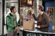Um Raj (Kunal Nayyar, l.) zu helfen, bietet Stuart (Kevin Sussman, r.) ihm einen besonderen Job an. Aber würde Raj wirklich alles tun, um auf die Comic-Con gehen zu können?