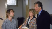 Von Peter (Eric Benz, li.) erhoffen sich Nikola (Mariele Millowitsch) und Schmidt (Walter Sittler) nähere Auskünfte über den gestrigen Abend. Aber der erzählt nur Dinge, die sie eigentlich nicht hören wollen...