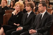 L-R: Evelyn Harper (Holland Taylor), Jake Harper (Angus T. Jones), Alan Harper (Jon Cryer)