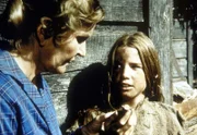 Mrs. Hillstorm (Eve McVeagh, l.) blickt skeptisch auf Lauras (Melissa Gilbert, r.) Medizin.