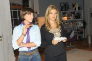 Verena (Susan Sideropoulos, r.) und Pia (Isabell Horn) rätseln, warum Verena trotz Diät nicht mehr ins Brautkleid passt. Sind das Anzeichen für eine Schwangerschaft?