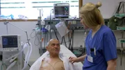 Oberärztin Dr. Julia Lengl vom Agaplesion-Bethesda-Krankenhaus in Hamburg-Bergedorf im Gespräch mit einem Patienten