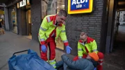 Notfallsanitäter Christoph Grüne (li.) aus Frankfurt im Einsatz