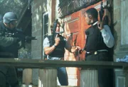 Steve Sloan (Barry Van Dyke, Mitte); Agent Ron Wagner (Harry Lennix, r.)