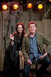 Burlesque-Tänzerin Ina (Verena Altenberger) mit Pastor Book (Jan Fedder).