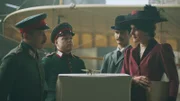Melli Beese präsentiert dem Militär ihren Prototyp als Flugzeugmodell, (v.l.n.r) Ingo Paulick als Wagenführ, Tanguy Sanglier als Charles Boutard und Lilith Häßle als Melli Beese.