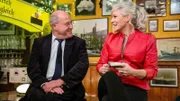 Gastgeberin Ina Müller begrüßt im Schellfischposten den Politiker Gregor Gysi.